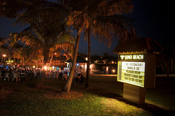 Elvis at Juno Beach Civic 098